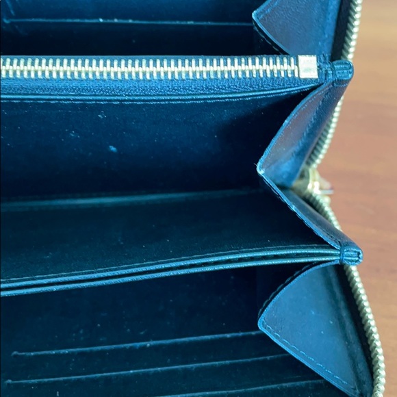 Louis Vuitton - Picture 6 of 12